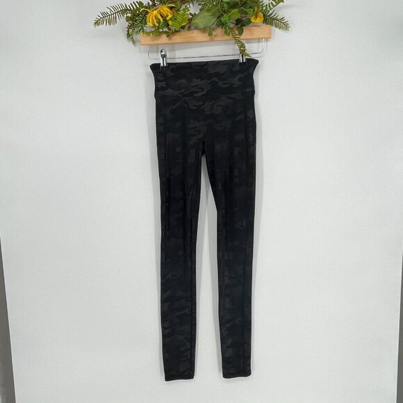 SPANX Faux Leather Camo Leggings Size XS - Picture 6 of 12